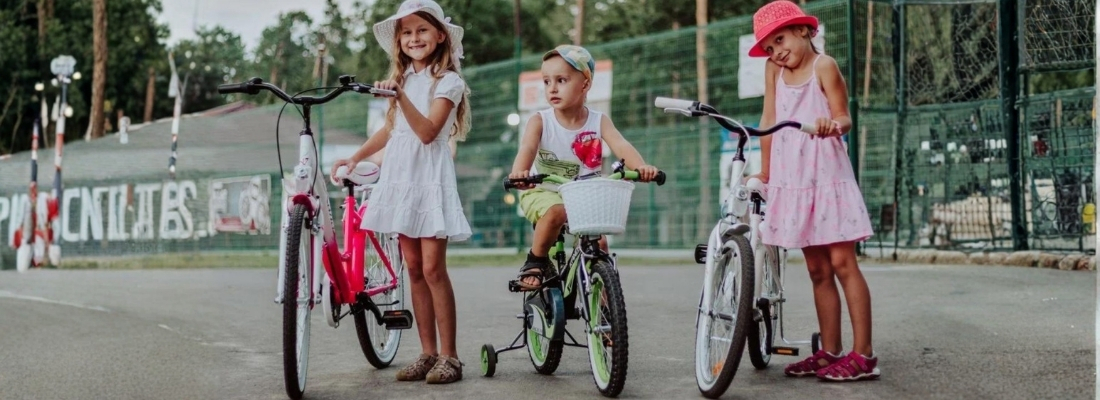 Djeca s biciklima u parku, ljetni dan