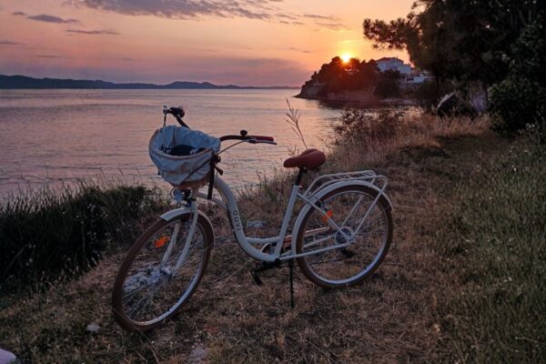 Bicikl uz more u zalazak sunca