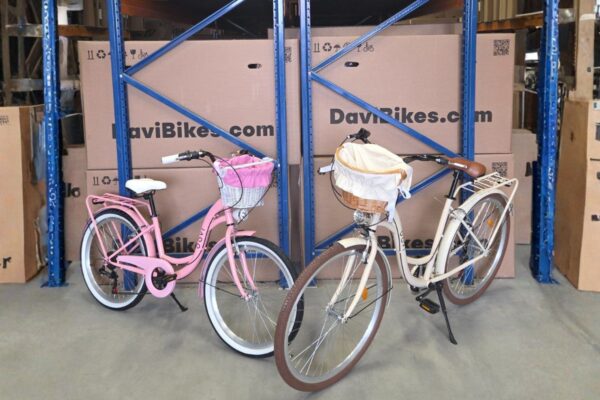 Dvije bicikle ispred skladišta kutija