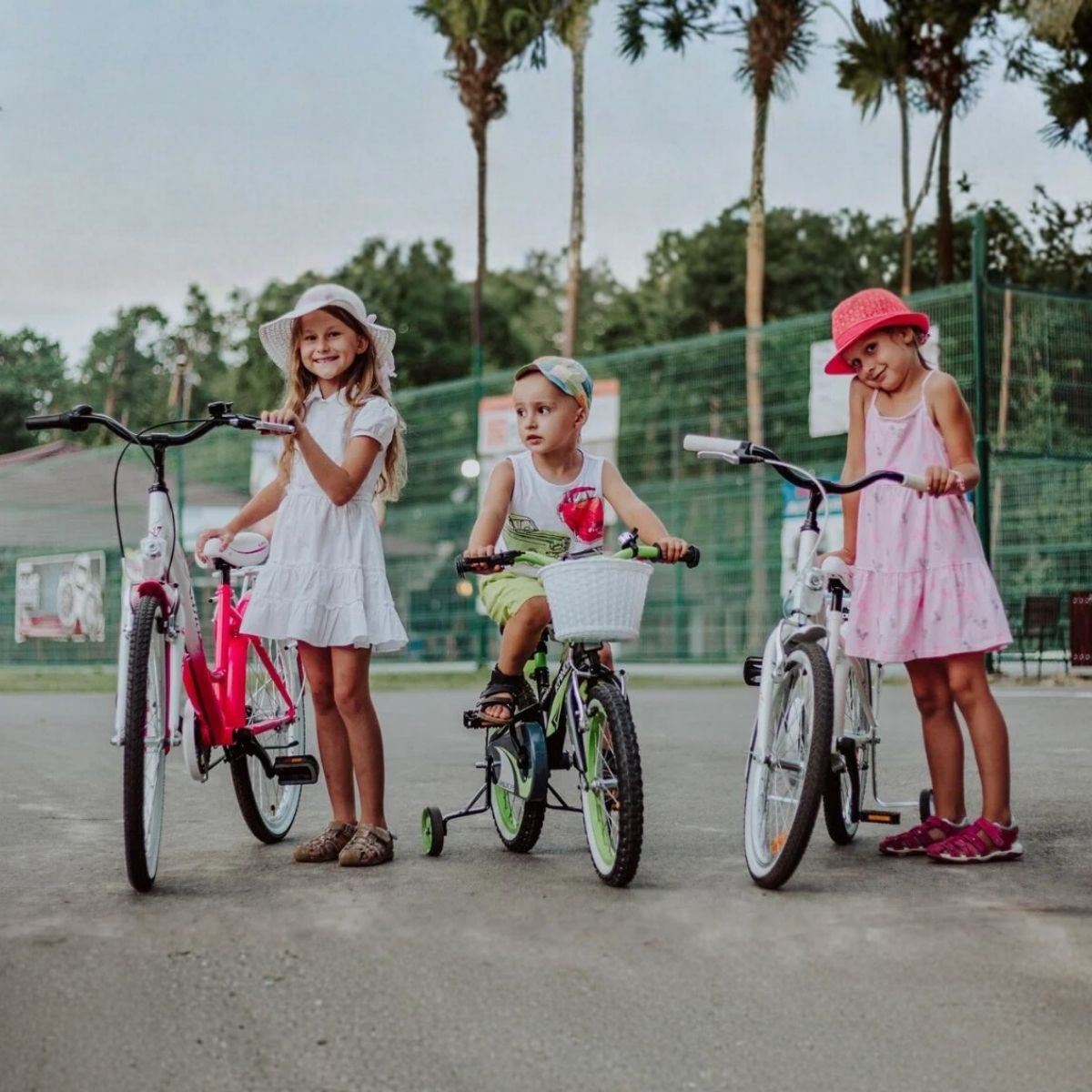 Djeca voze bicikle na igralištu