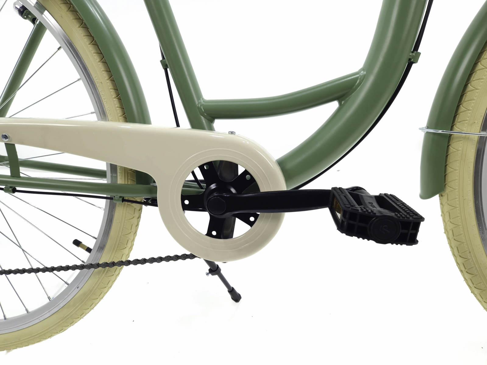 Zeleni bicikl s beige lancanikom i pedalama