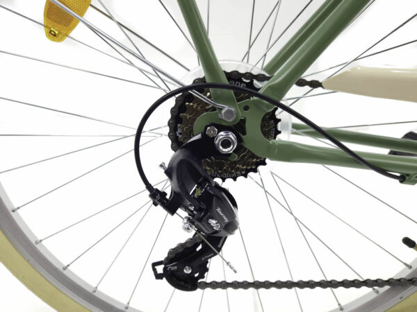 Zadnji kotač bicikla s mjenjačem i lancem