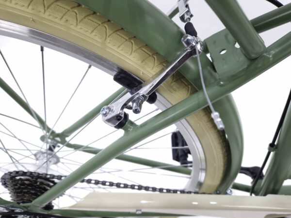 Detalj bicikla sa zelenim okvirom i gumom.