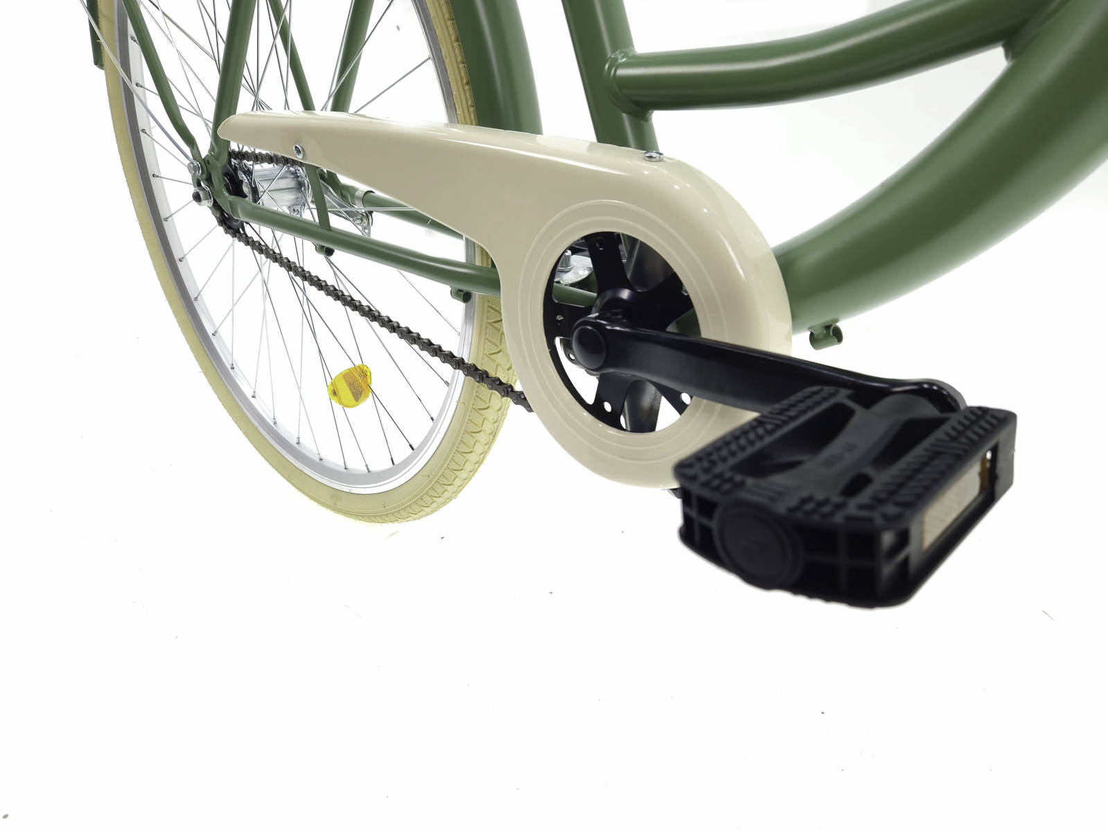 Zeleni bicikl s lancem i pedalama.