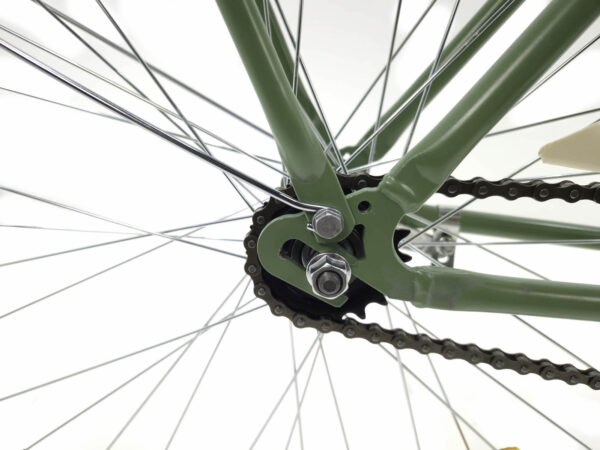 Bliski prikaz kotača zelenog bicikla s lancem.