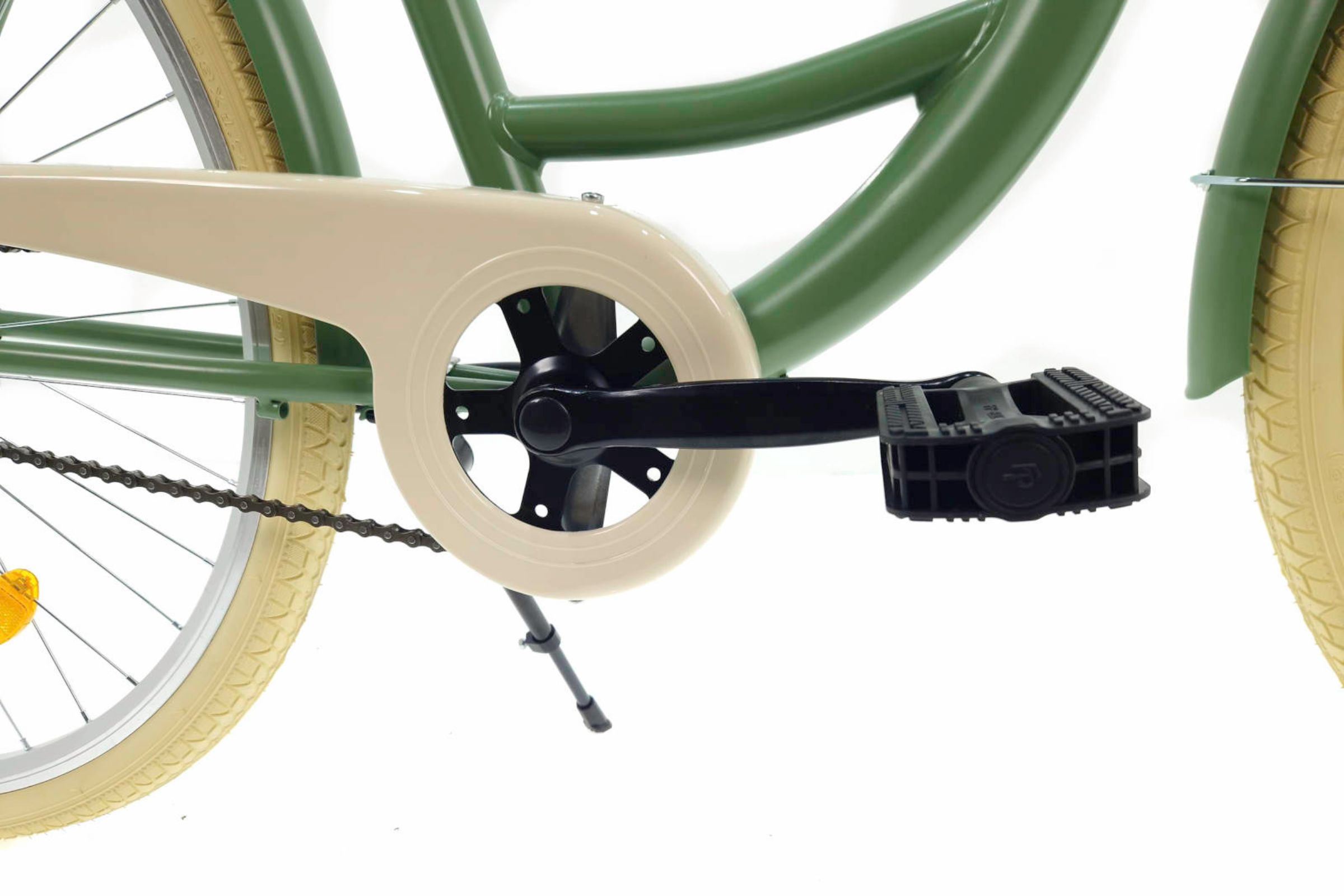 Biciklistička pedala na biciklu s krem gumama.