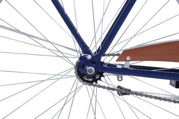 Detalj stražnjeg kotača bicikla i lančanika.