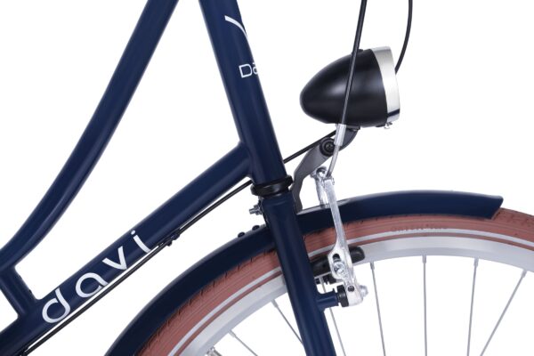 Detalj plavog bicikla s prednjim svjetlom